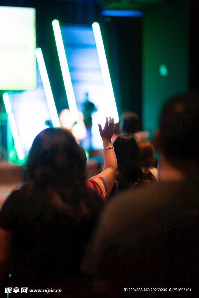 观众观看舞台演出场景