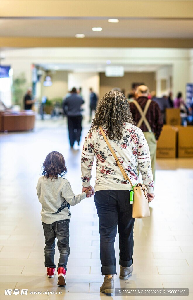 母女牵手漫步温馨瞬间
