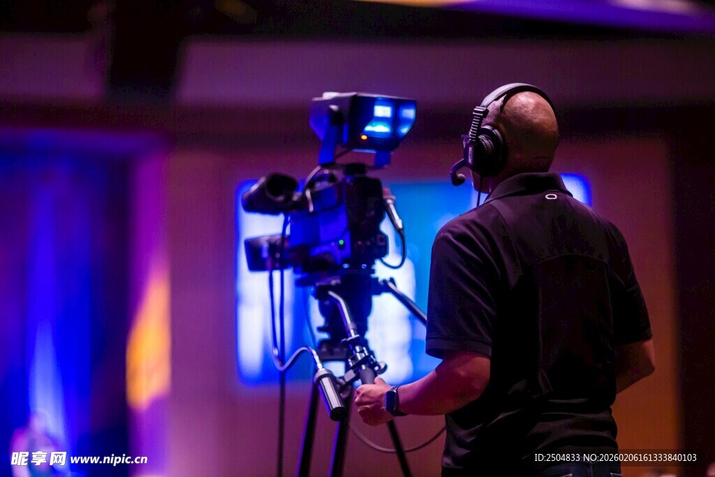 男子操作舞台上的机器人