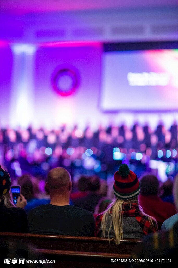 观众观看舞台演出场景