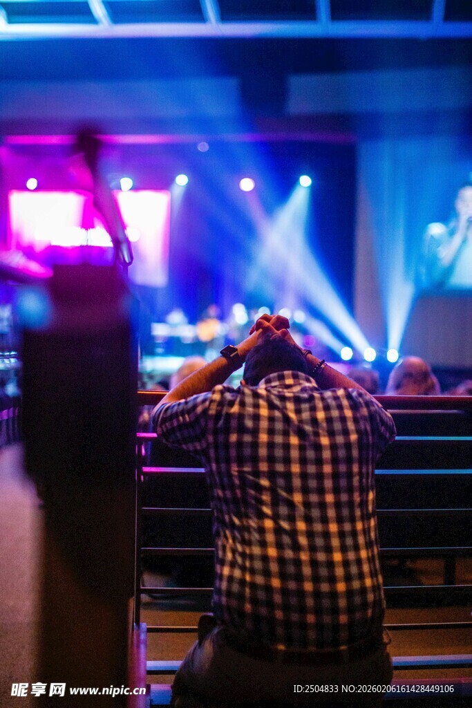 舞台前专注拍摄的观众