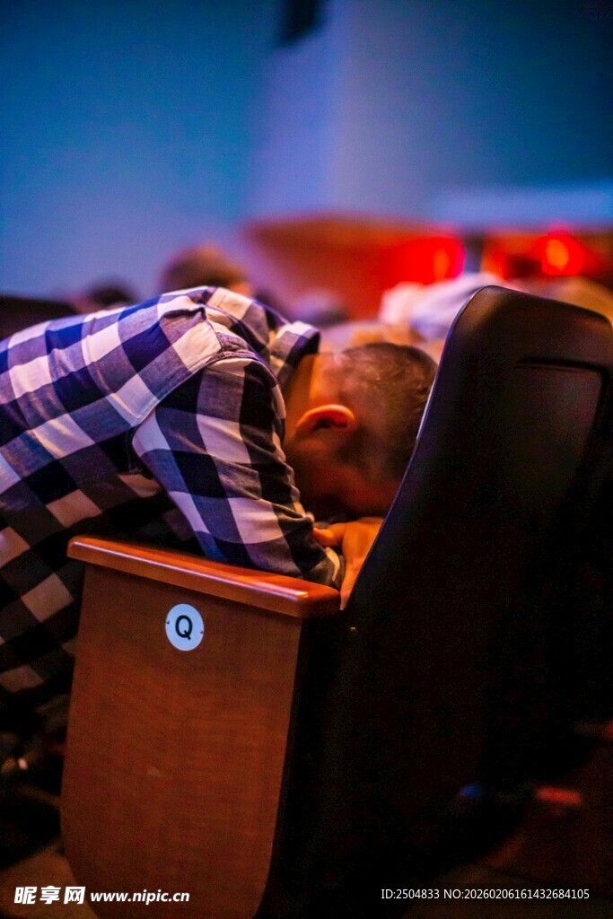 影院中熟睡的观影者