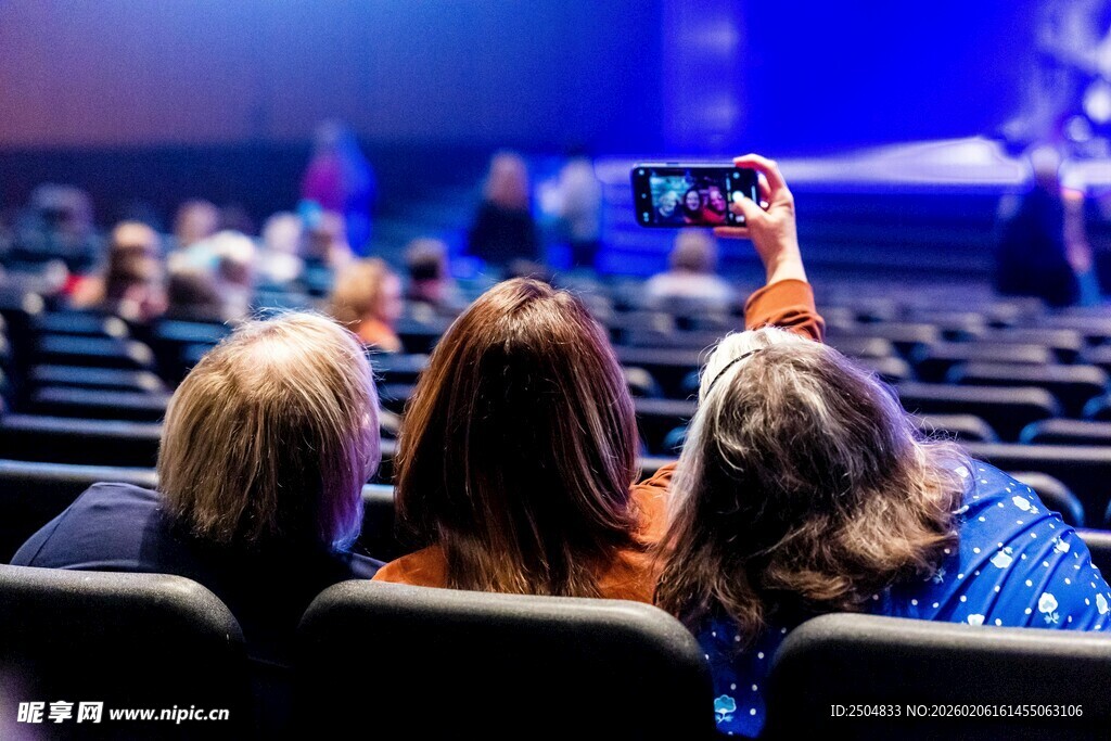 观众现场拍照记录精彩瞬间