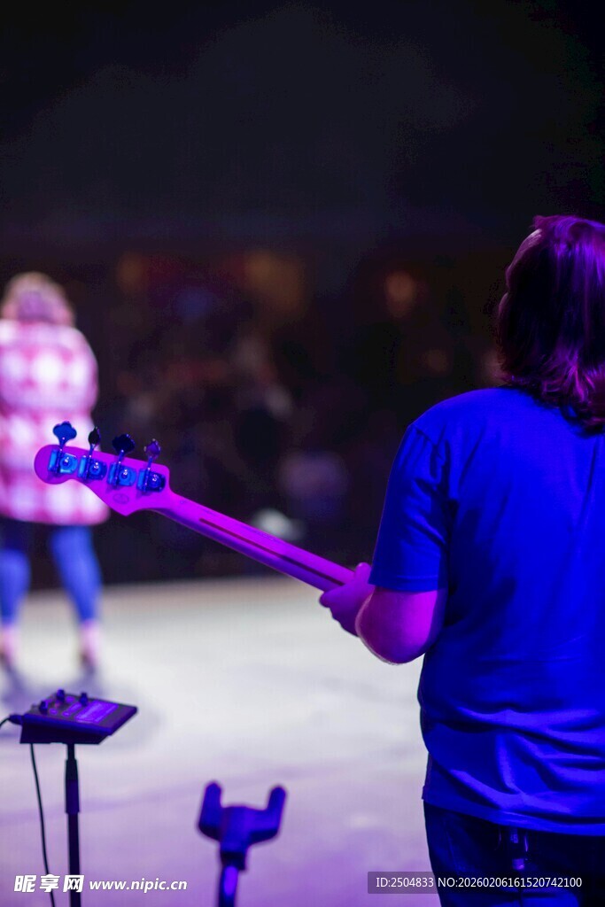 舞台上的吉他演奏者
