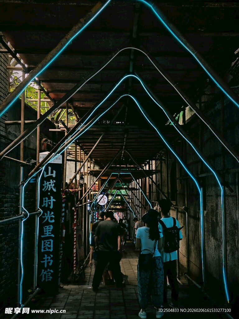 霓虹灯光下的城市小巷