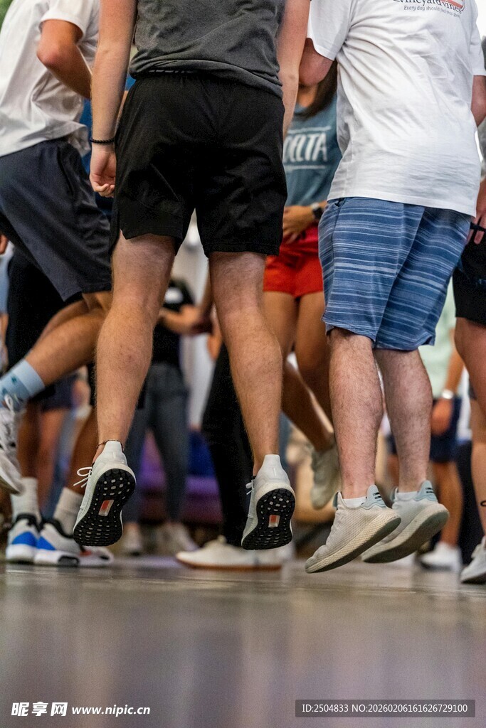 人群脚部特写