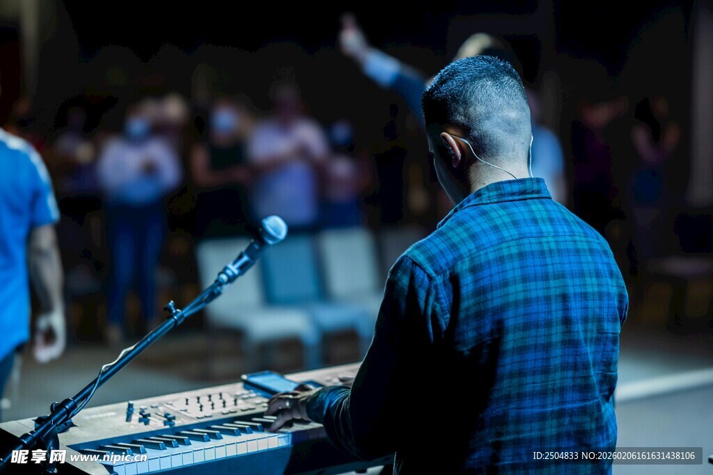 舞台上的键盘演奏者