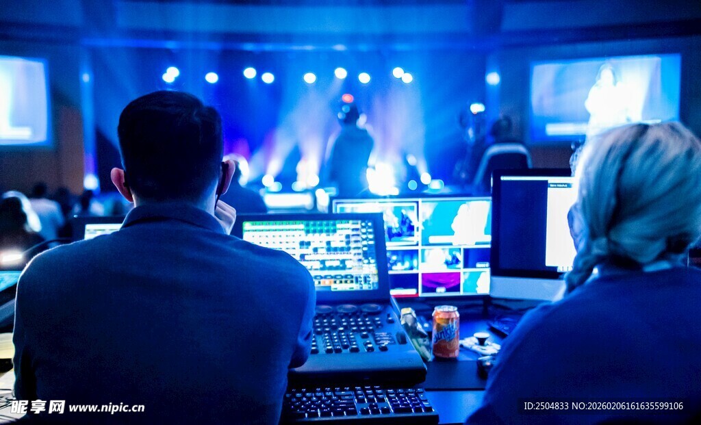 舞台灯光控制台前的工作者