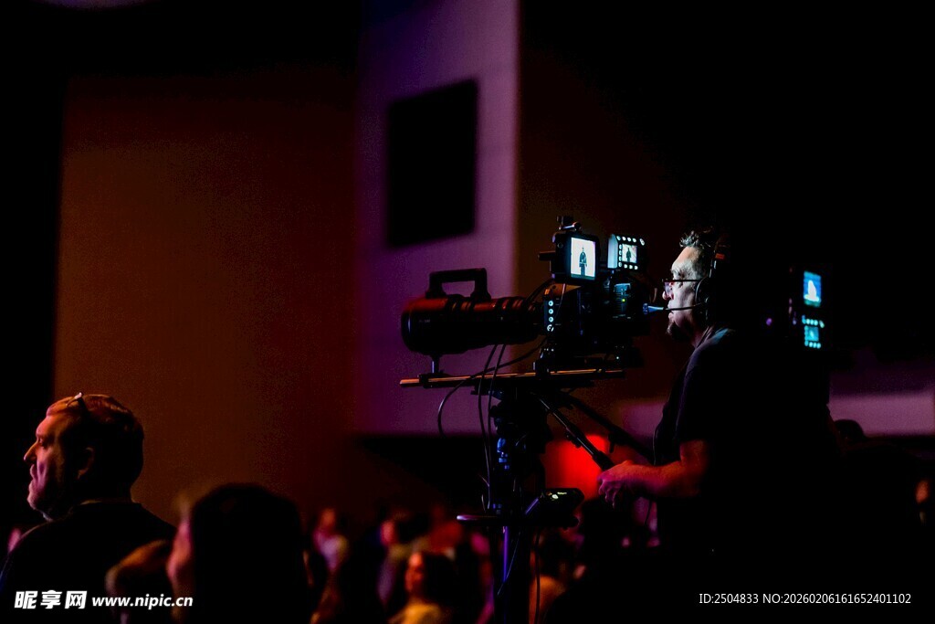 舞台前的观众与拍摄设备