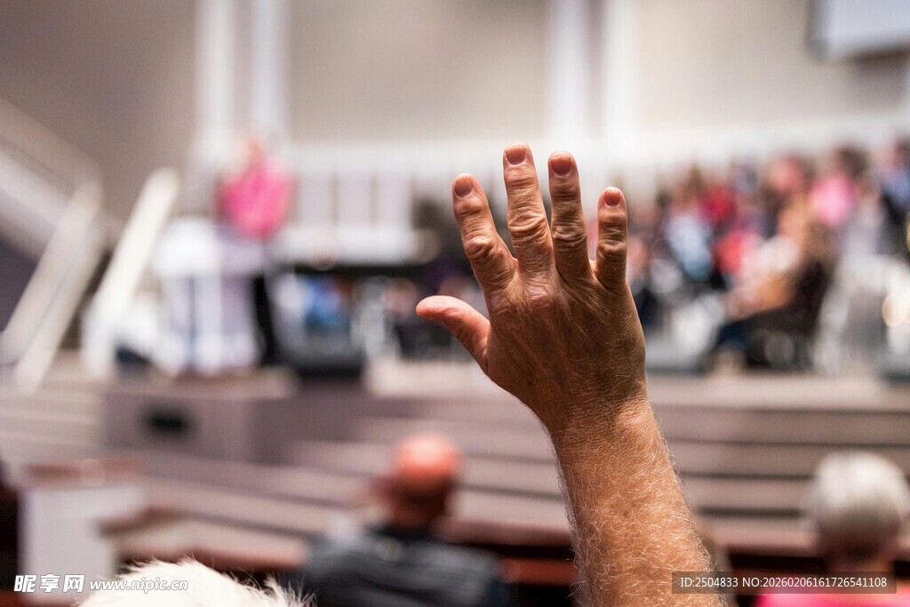 举手参与活动的现场瞬间