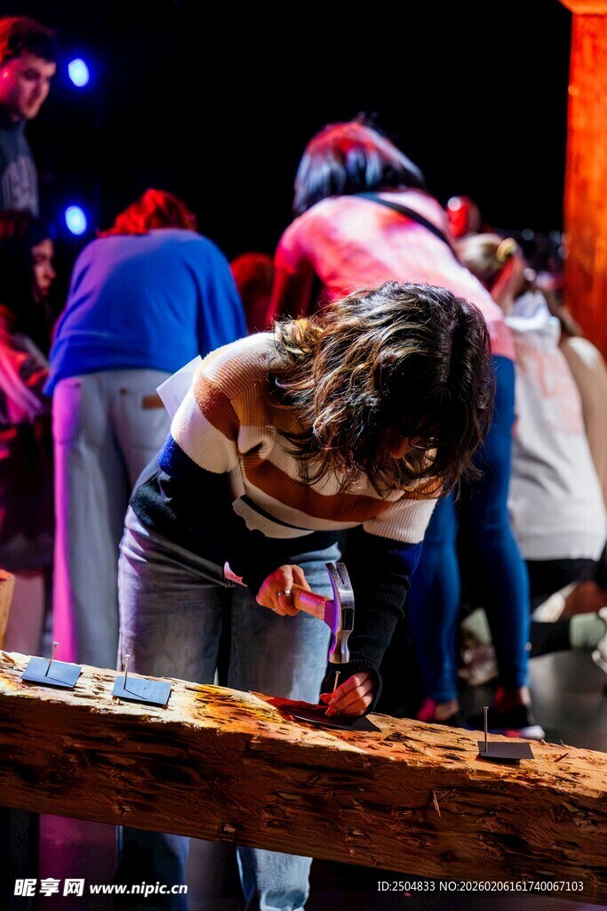 女子专注木作手工场景