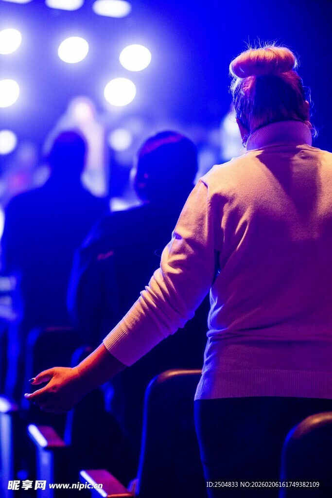 舞台前观众伸手感受氛围