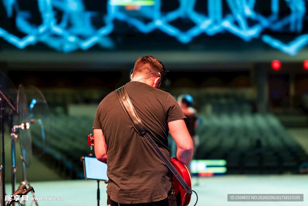 舞台上的吉他演奏者