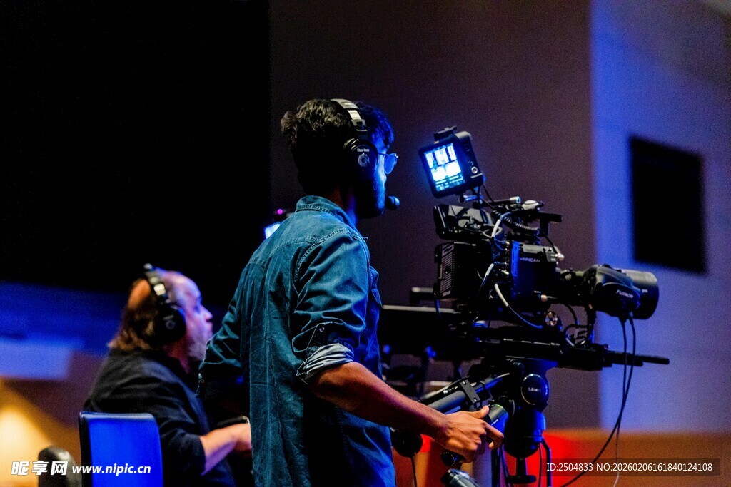 摄影棚内的摄像工作场景