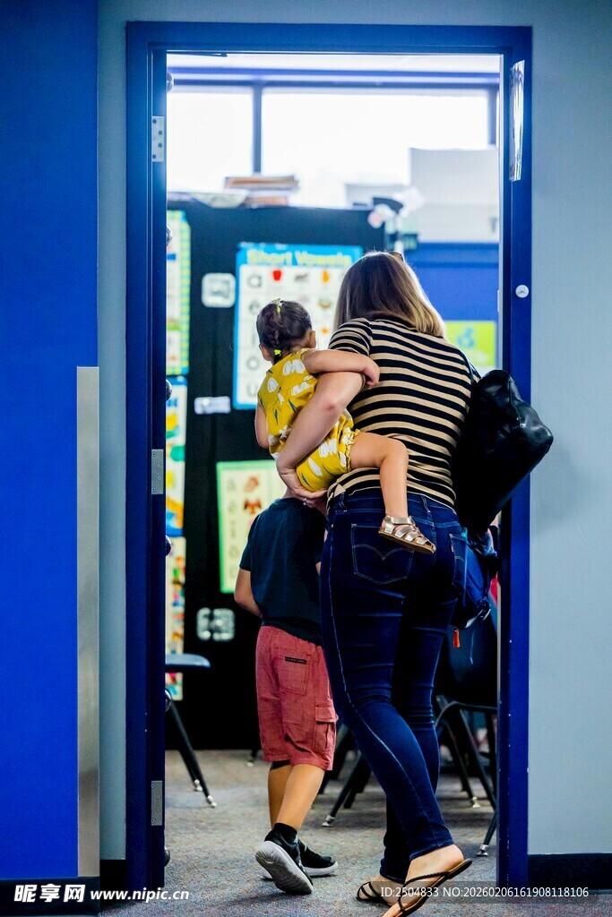 车站门口温馨的拥抱场景