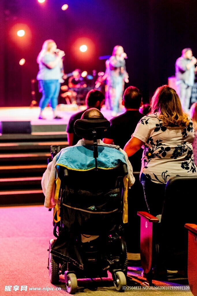 舞台前坐轮椅观众观演