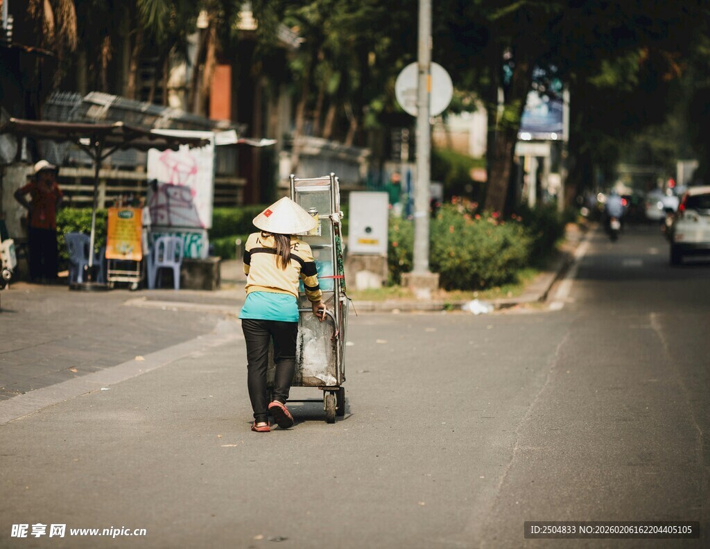 街头推车的劳动者