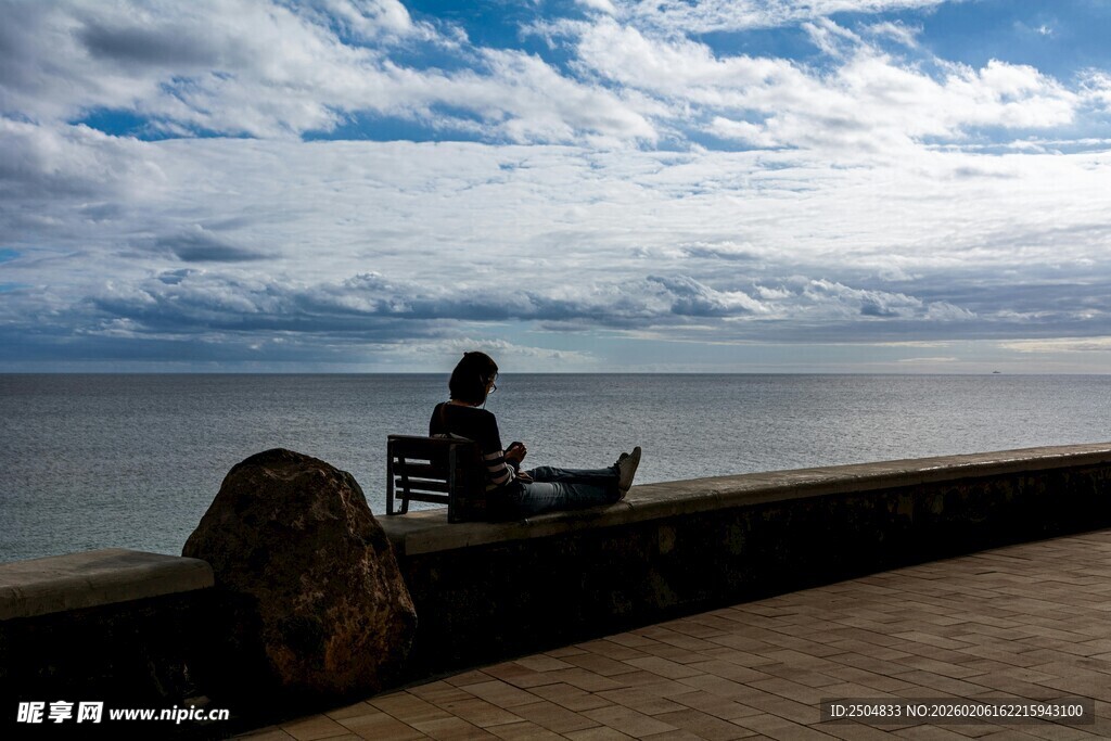 海边独坐的人