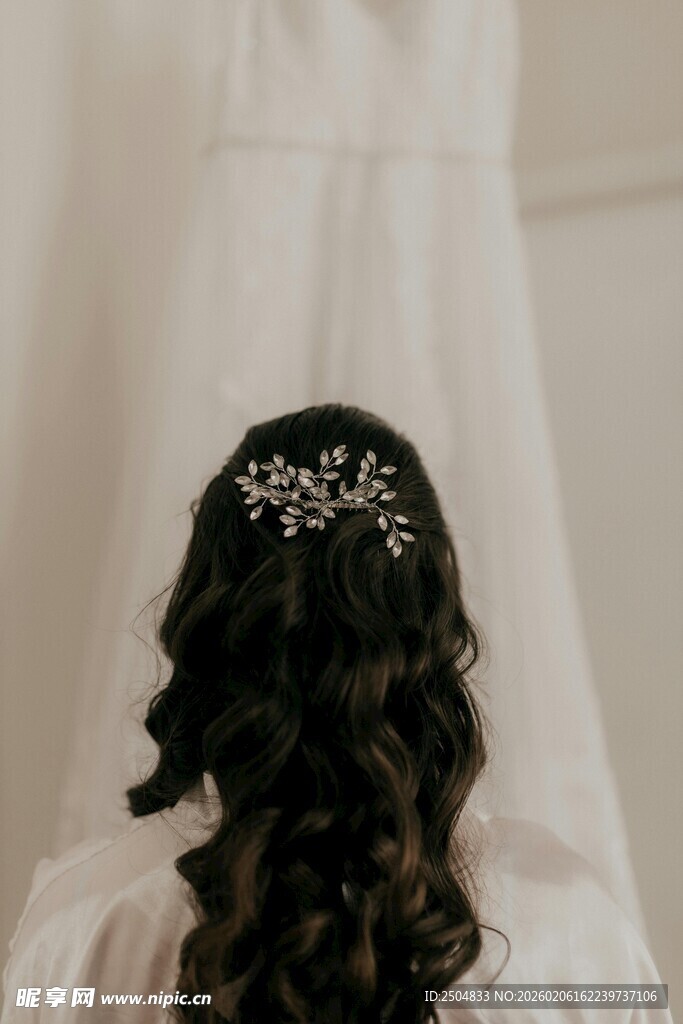 新娘优雅发饰背影特写