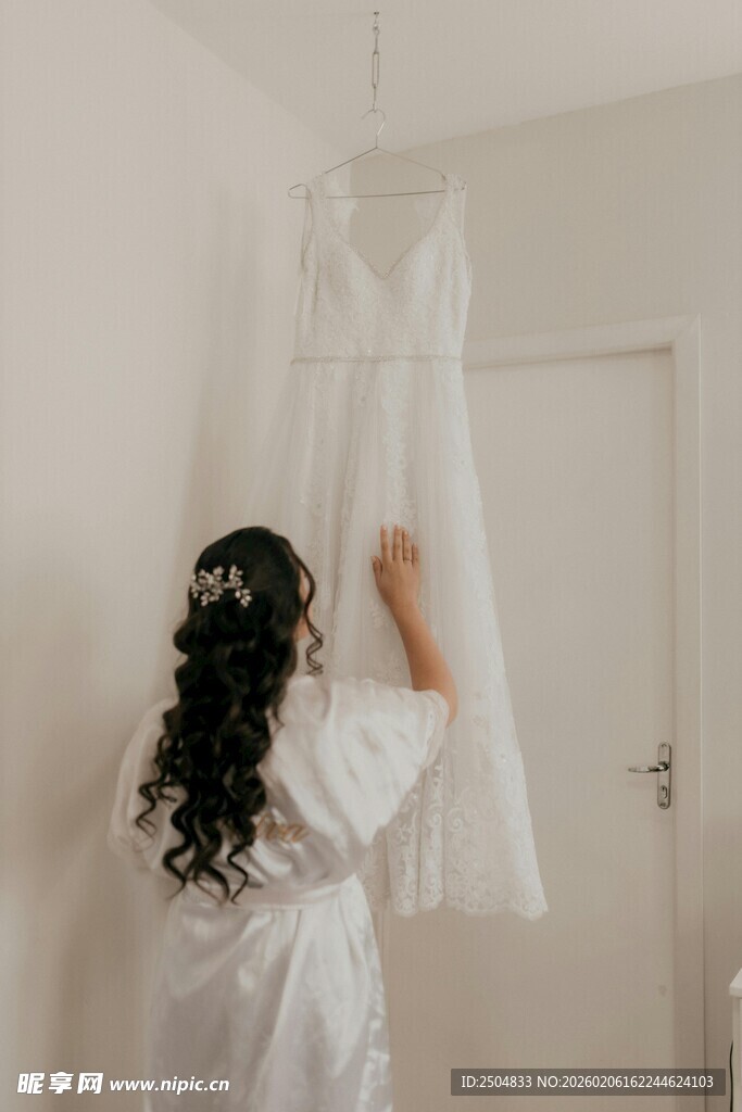 新娘试穿婚纱的优雅瞬间