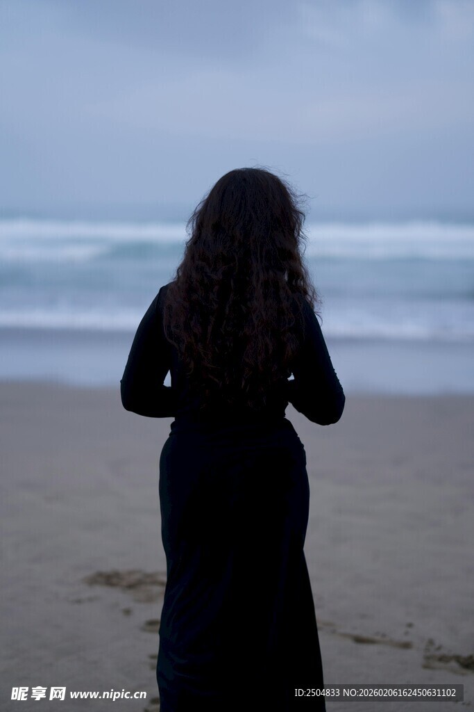 海边独站的长发女子