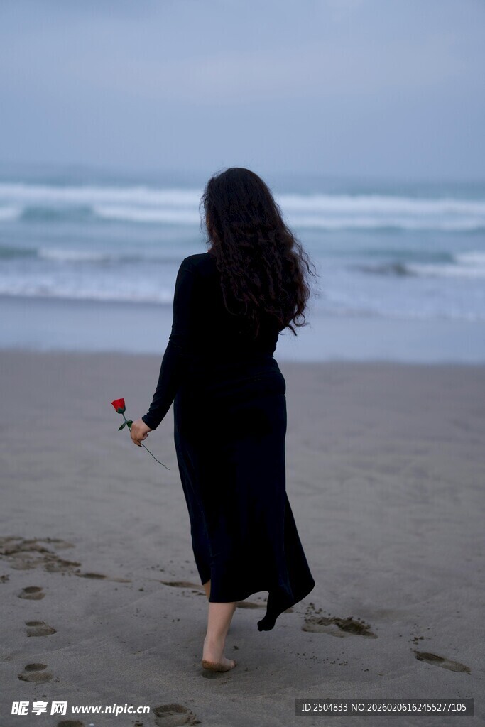 海边独行的黑衣女子