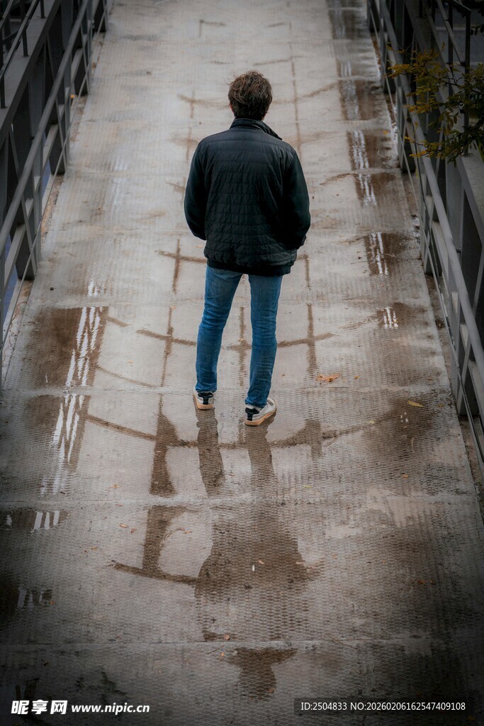 雨中独行者的落寞身影