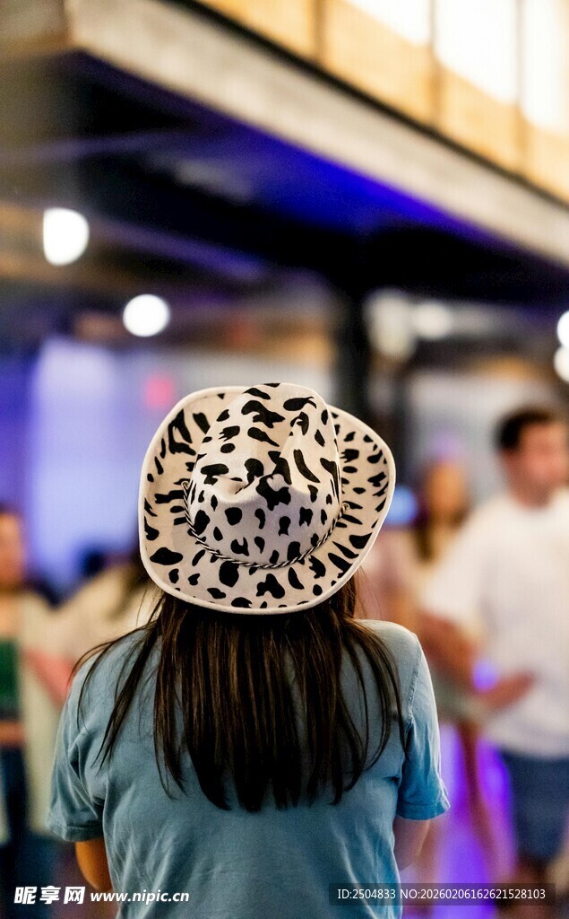 戴豹纹帽背对镜头的女孩