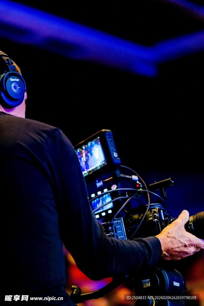 摄影师专注操作摄影设备