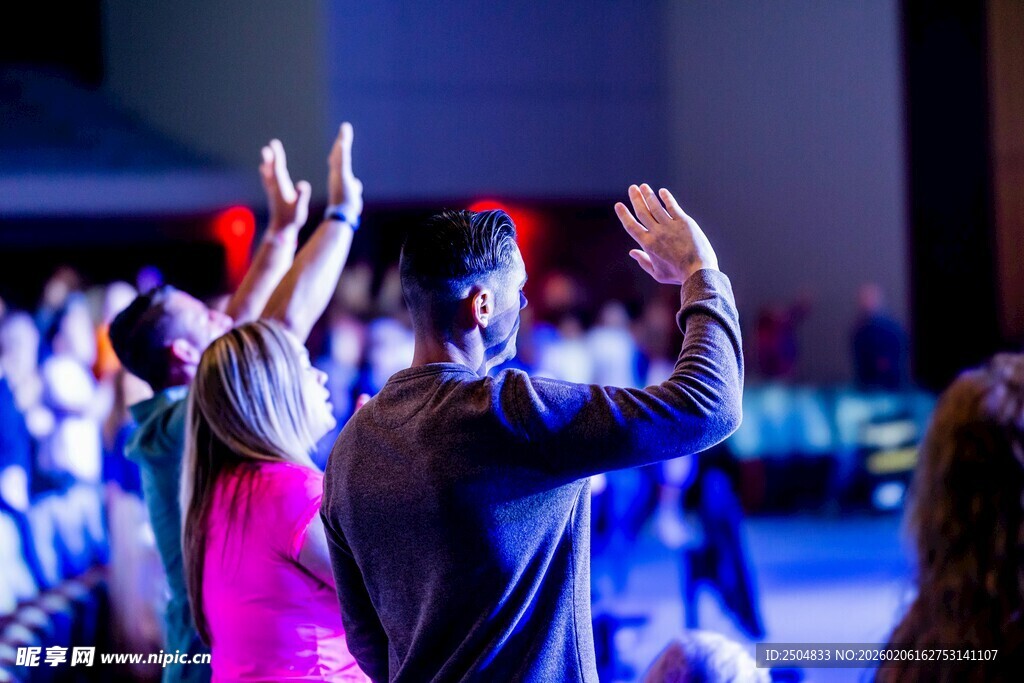 舞台上热情舞动的人群
