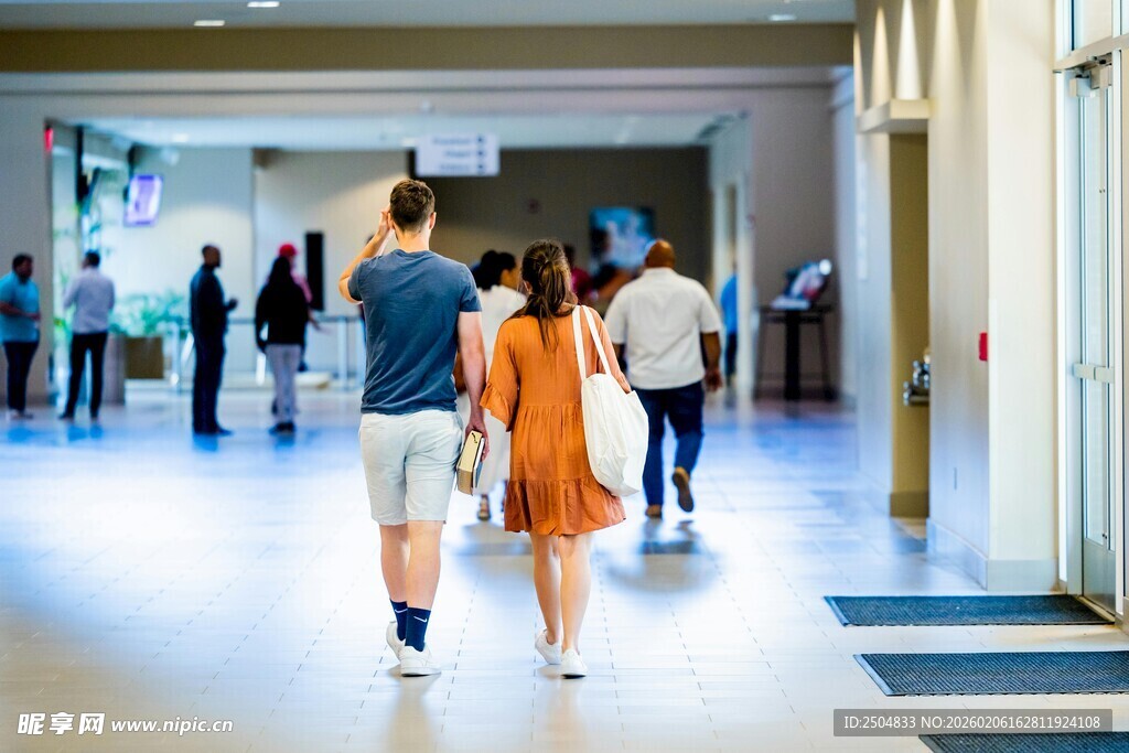 校园走廊上行走的学生们
