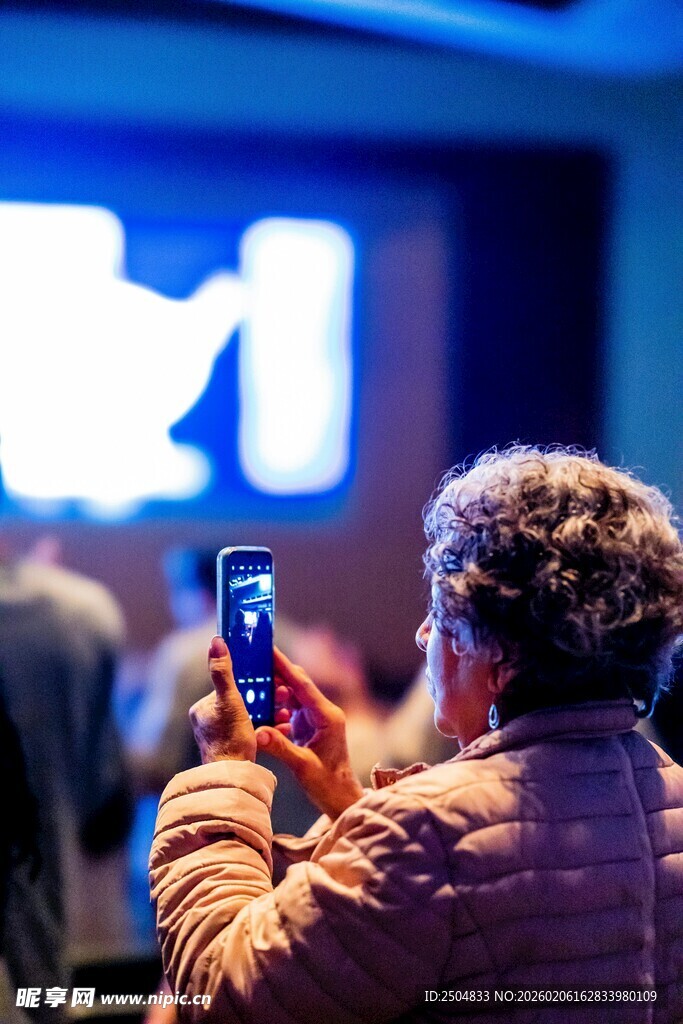 观众现场用手机拍摄画面