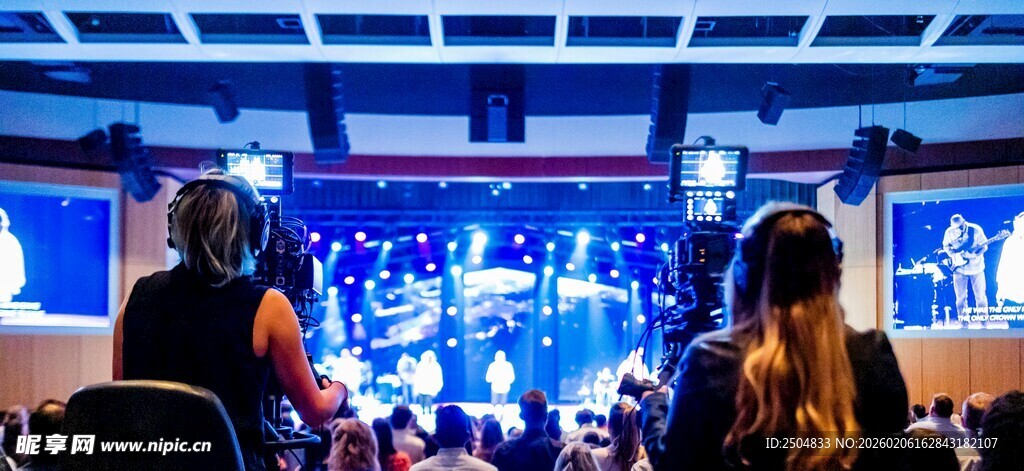 展会现场人群与展示画面