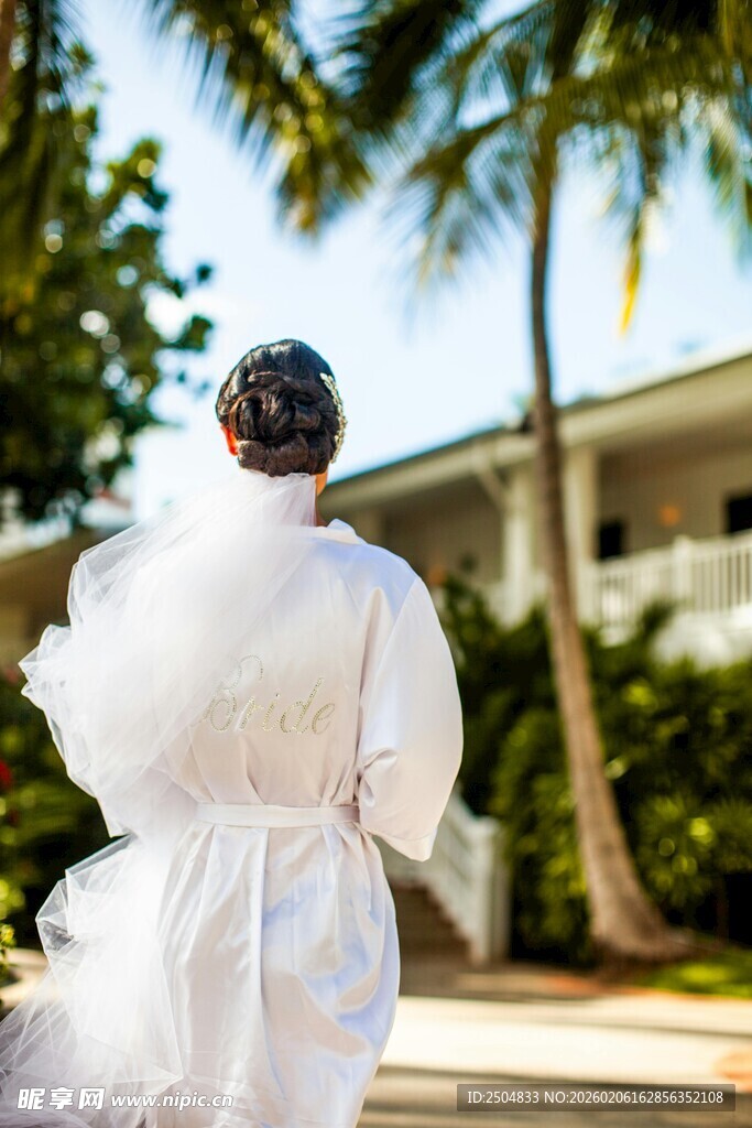 新娘身着白纱漫步户外