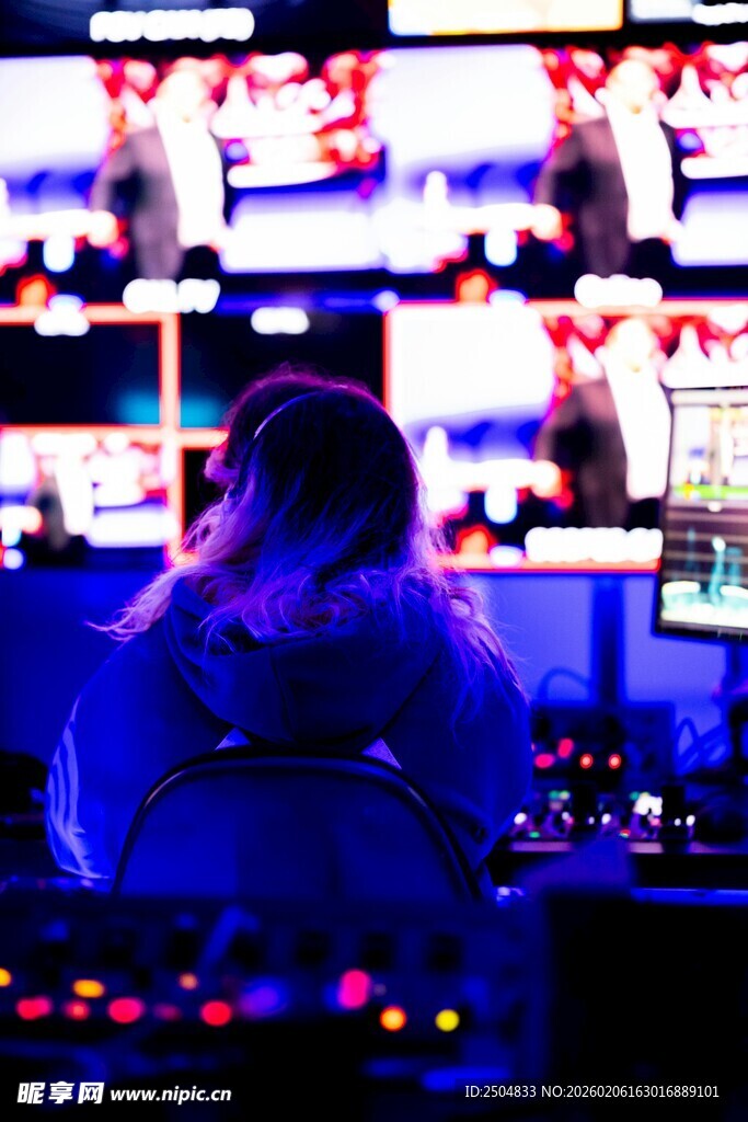 女孩专注操作多屏幕设备