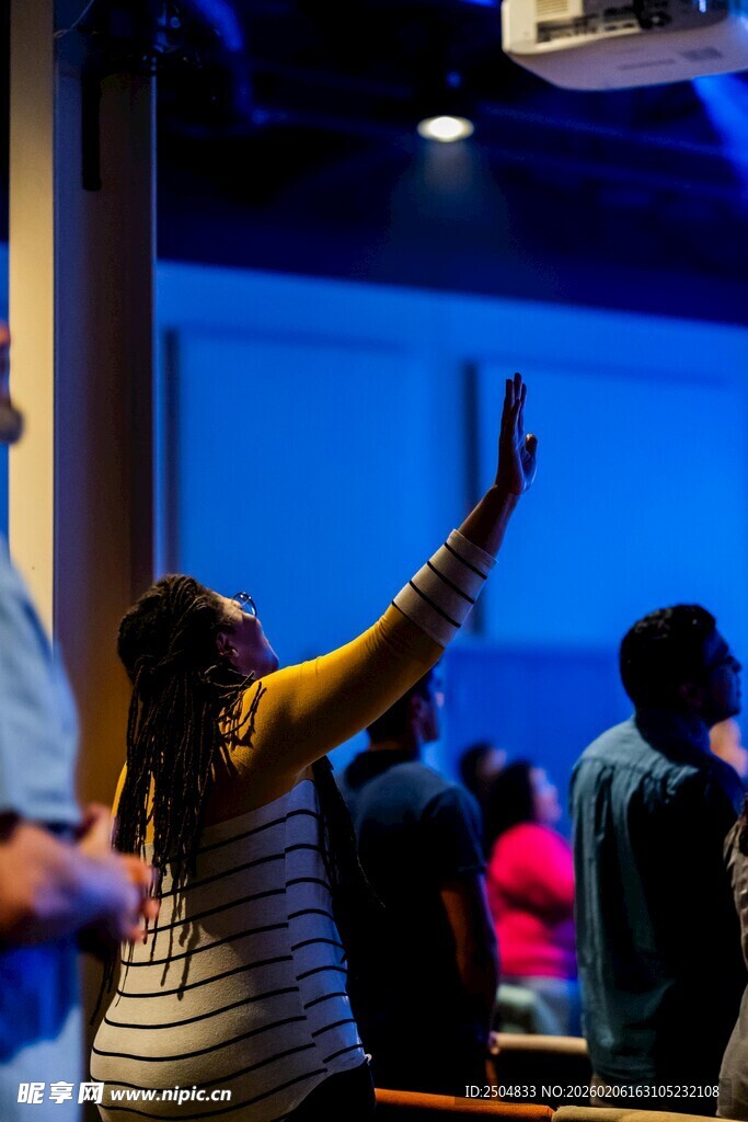 观众举手参与活动