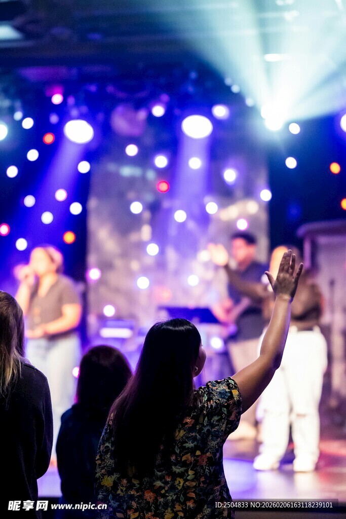 舞台表演现场观众热情互动