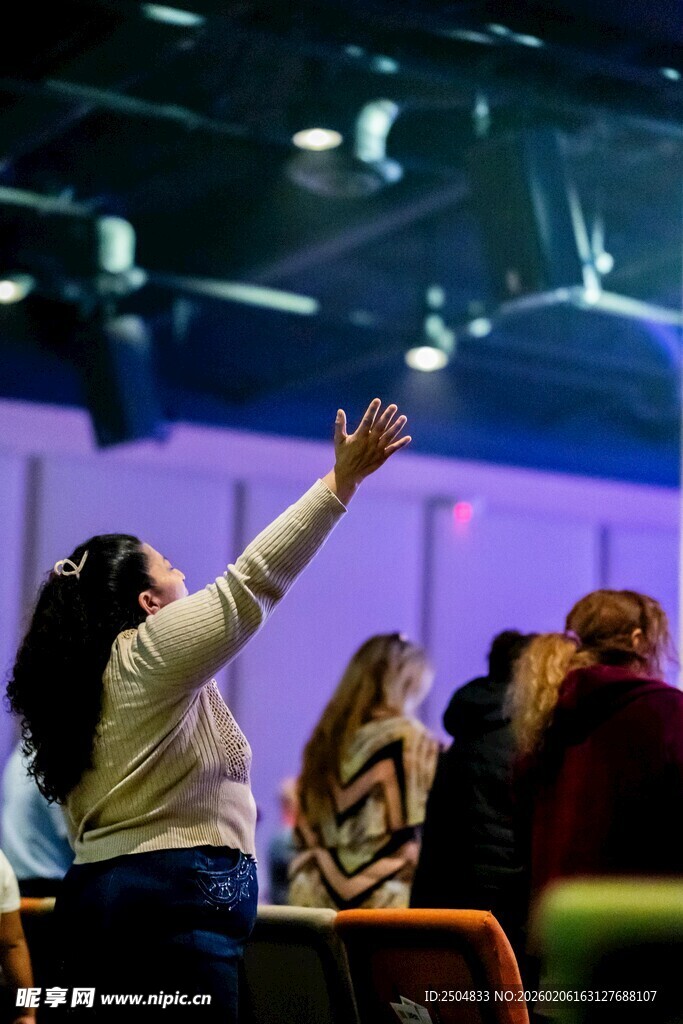 观众在活动现场热情互动