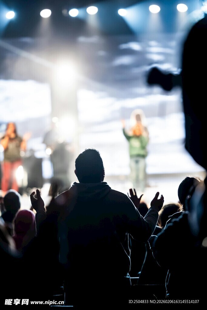 舞台表演中的观众与表演者