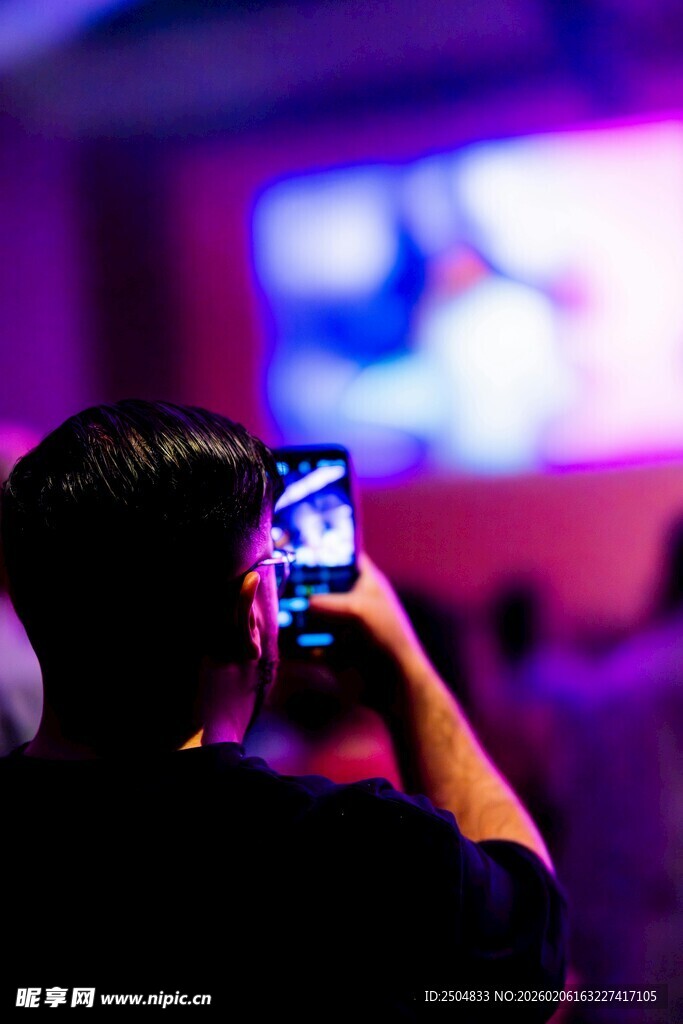 观众现场用手机拍摄画面