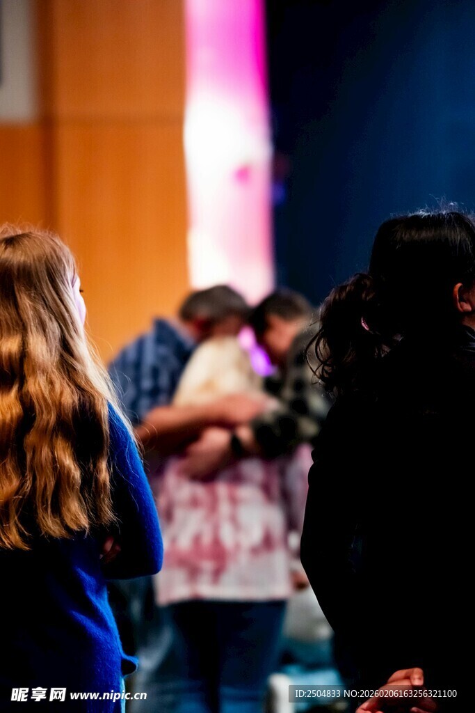 人群中的拥抱场景