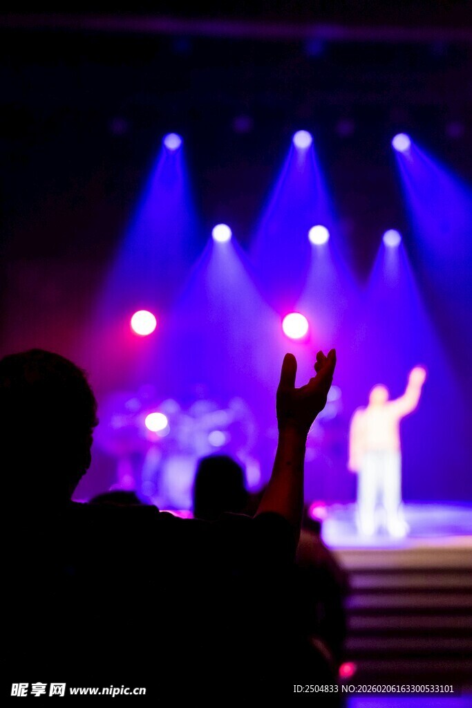 舞台表演现场观众热情瞬间