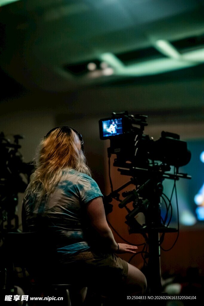 女性专注操作摄像设备