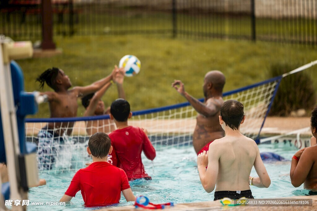 泳池中欢乐的足球 戏