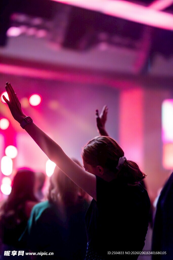 激 派对现场人群舞动