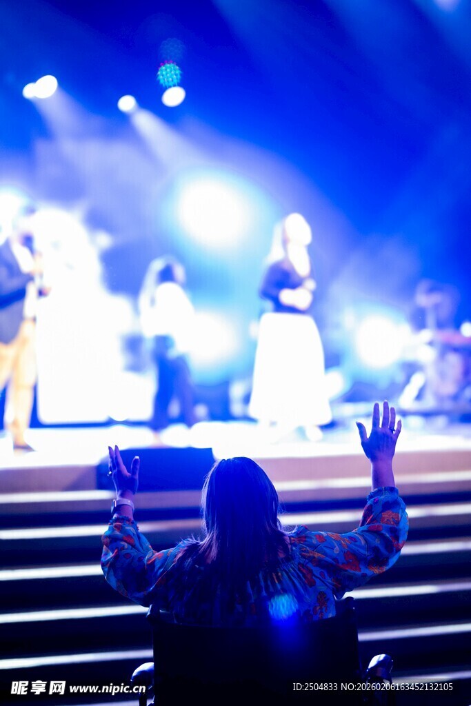 观众在台下观看舞台表演