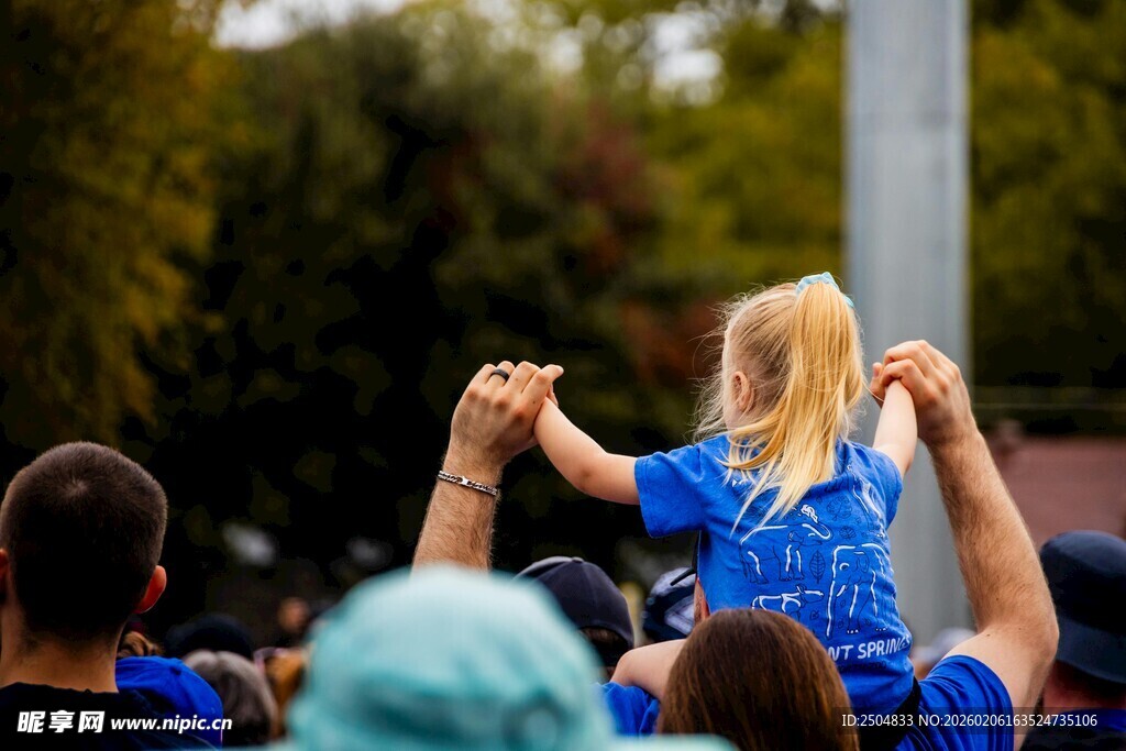 父 肩头的小女孩