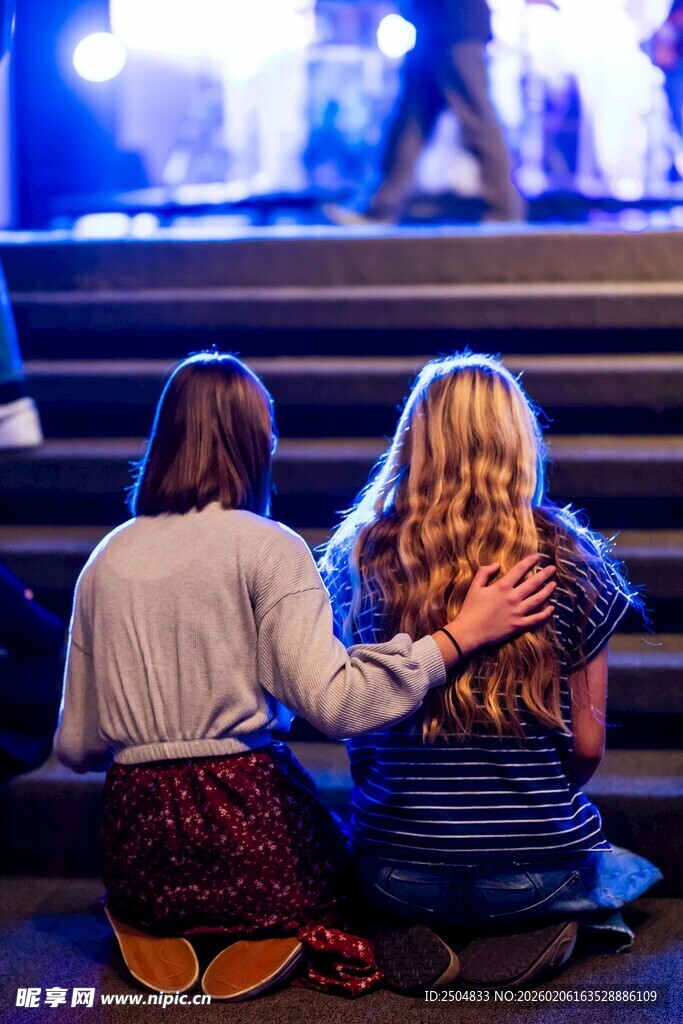 舞台前两女孩温馨依偎