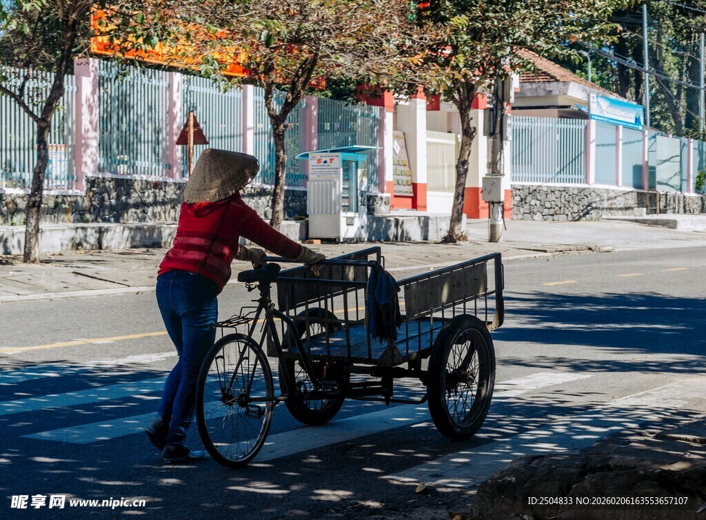 街头骑车卖货的劳动者