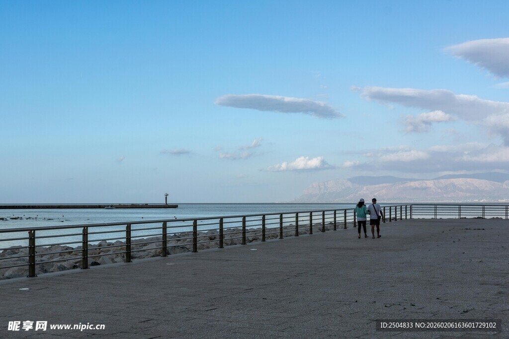 海边漫步栈道 宁静美景